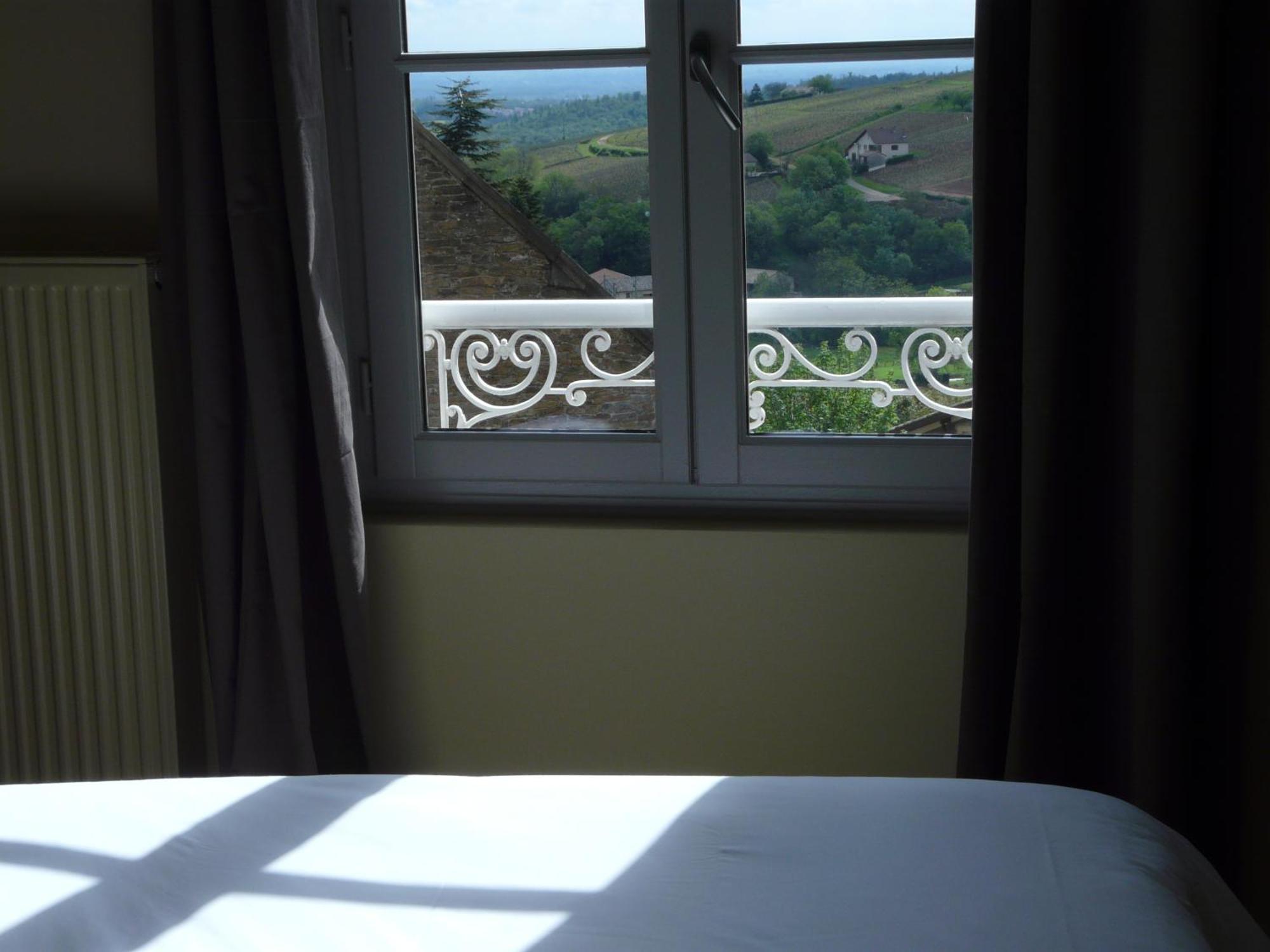 Hotel Courtille De Solutre Zewnętrze zdjęcie